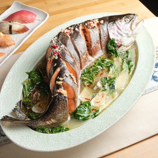 Форель в шелковом бульоне с перцем чили и чесноком