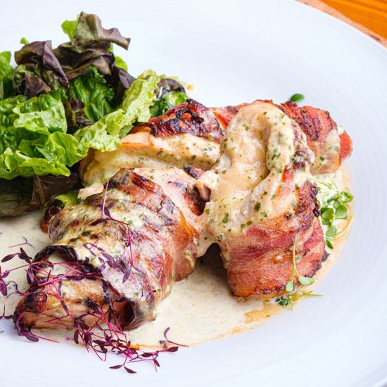 Рулет из куринного филе с моцареллой и беконом