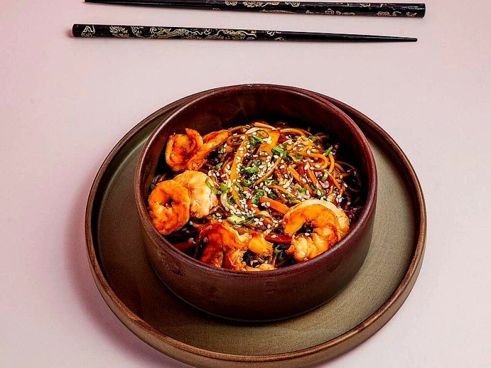 Dəniz məhsulları ilə Wok