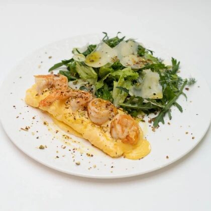 Воздушный омлет с голландским соусом и тигровыми креветками