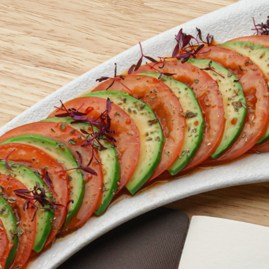 Карпаччо из авокадо и томатов