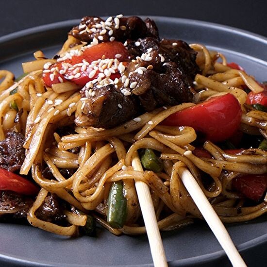Вок с говядиной и на лапше Удон