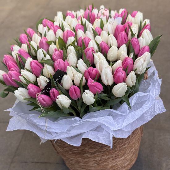 Композиция «Fuji» с тюльпанами