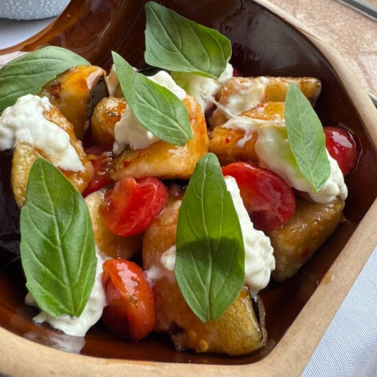 Салат с  баклажанами  и сыром страчателла