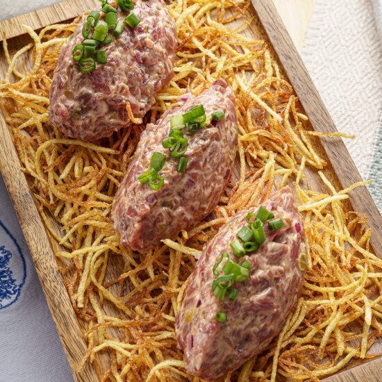 Пикантный тартар из телятины с картофелем пай