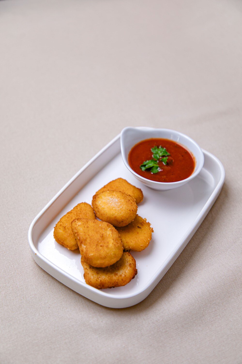 Куриные наггетсы с соусом