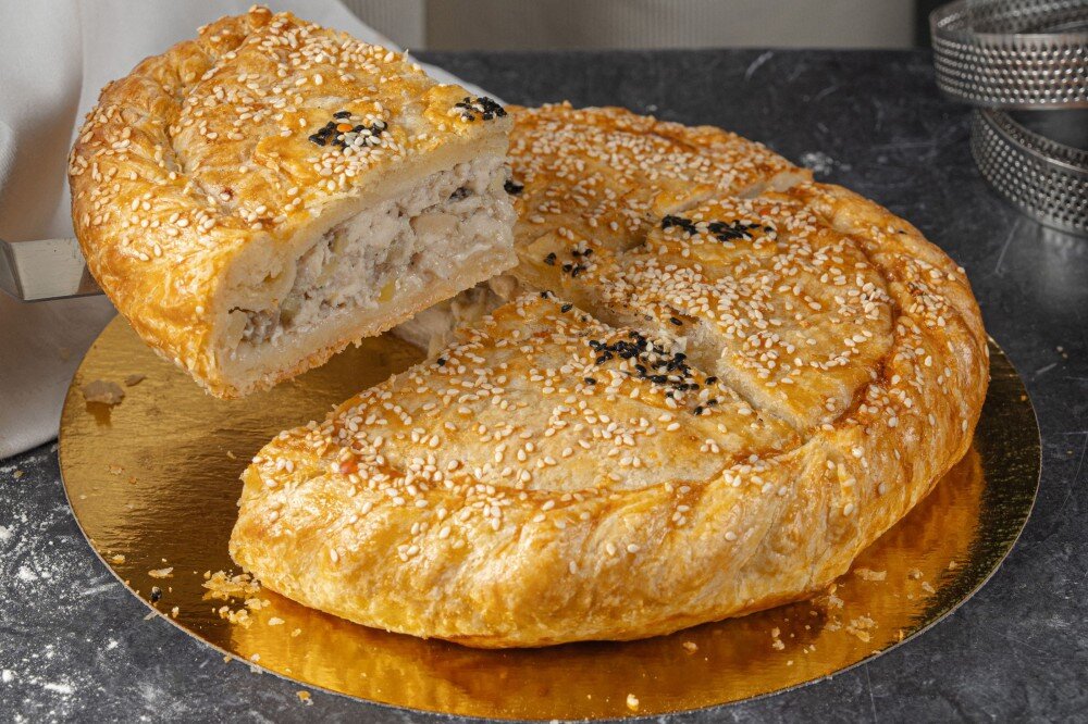 Пирог с курицей, картофелем и грибами