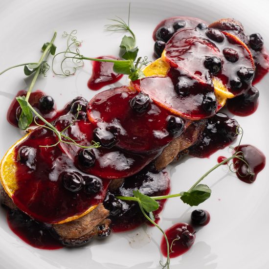 Утка с апельсином с соусом бордо и смородиной
