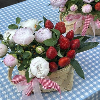 Strawberrry peonies S
