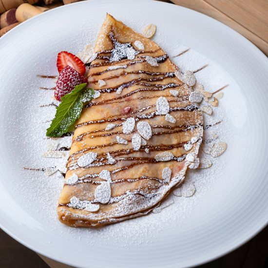 Блинчик с соусом  маскарпоне, клубникой и малиной