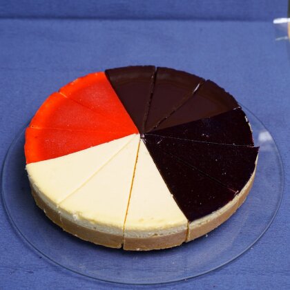 АССОРТИ ЧИЗКЕЙКОВ (НЬЮ-ЙОРК, ШОКОЛАДНЫЙ, КЛУБНИКА, ЧЕРНИКА) AYLAS CAKE (12 порций)