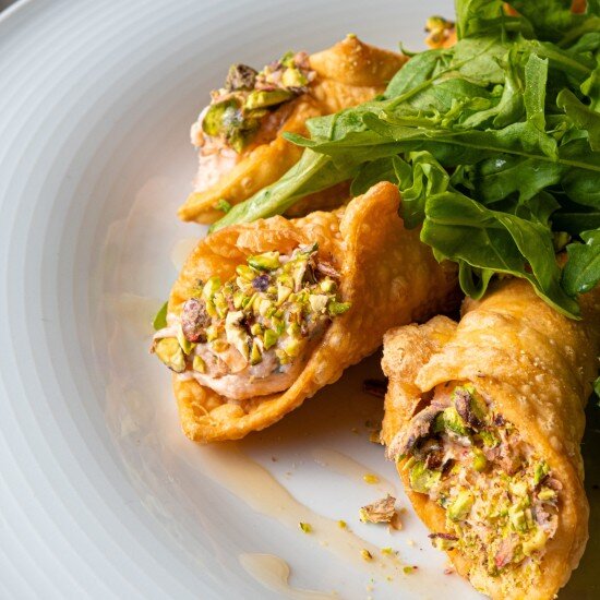 Канноли с лососем и фисташкой