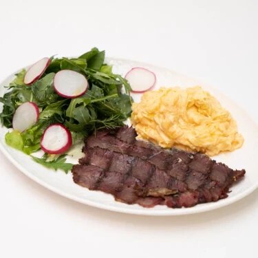 Скрэмбл с пастрами на огне