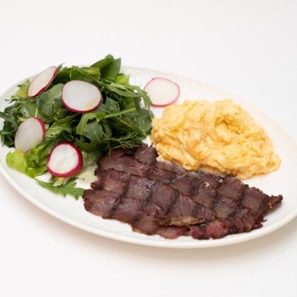 Скрэмбл с пастрами на огне