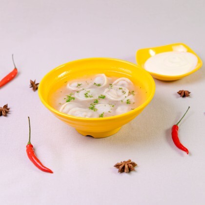 Пельмени с бульоном и сметаной