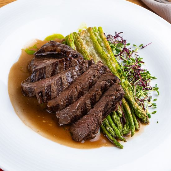 Конина на гриле со спаржой