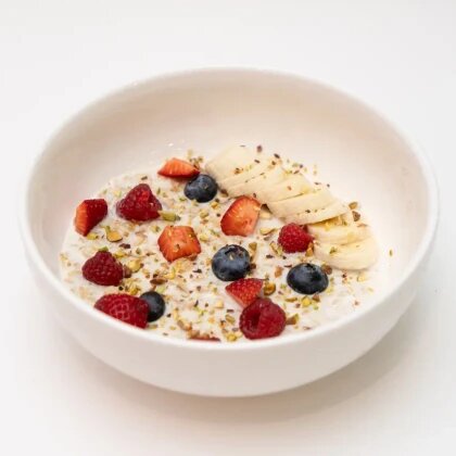 Цельнозерновая овсяная каша с ягодами и фисташками