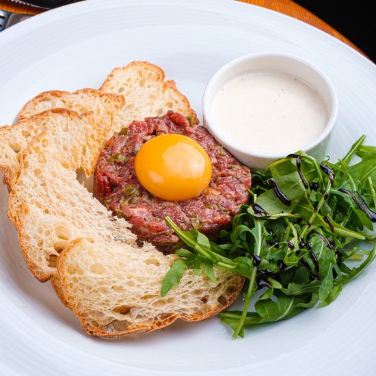 Тартар из телятины с трюфельным соусом