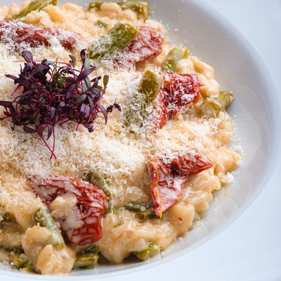 Ризотто со спаржей и вялеными томатами