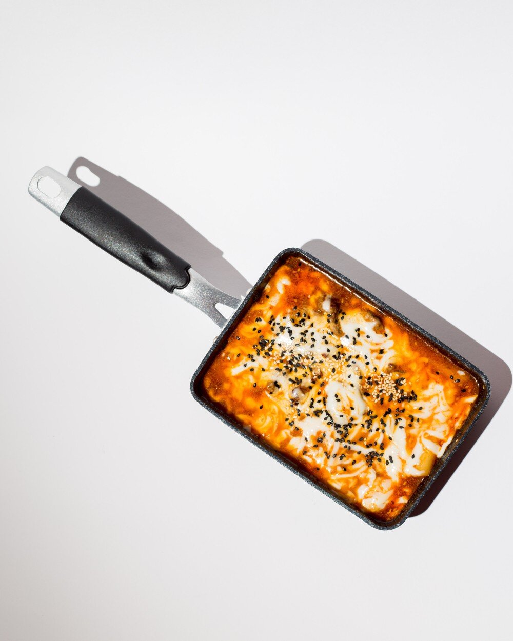 Токпокки в остром соусе с говядиной и сыром