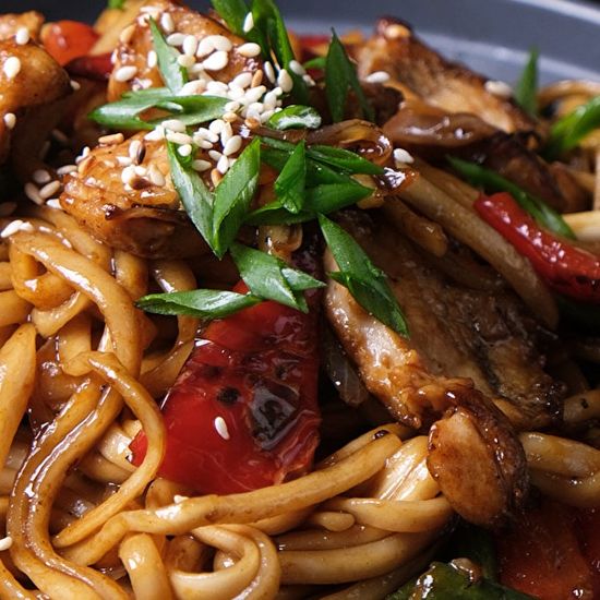 Вок с куриным филе на лапше Соба