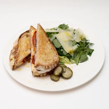 Мэлт пастрами с соусом бешамель