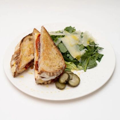 Мэлт пастрами с соусом бешамель