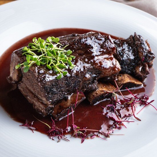 Томленые говяжьи ребра под соусом "Бордо"