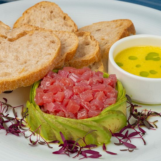 Тартар из тунца и авокадо