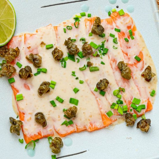 Карпаччо из лосося с ореховым соусом