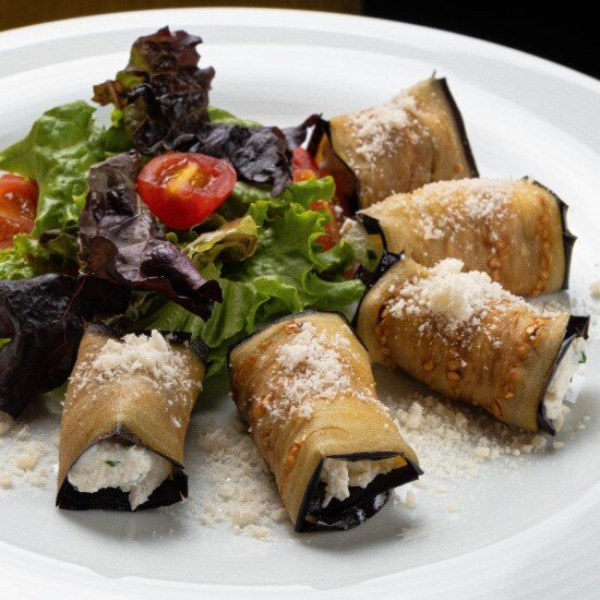 Рулетики из баклажан с сыром рикотта